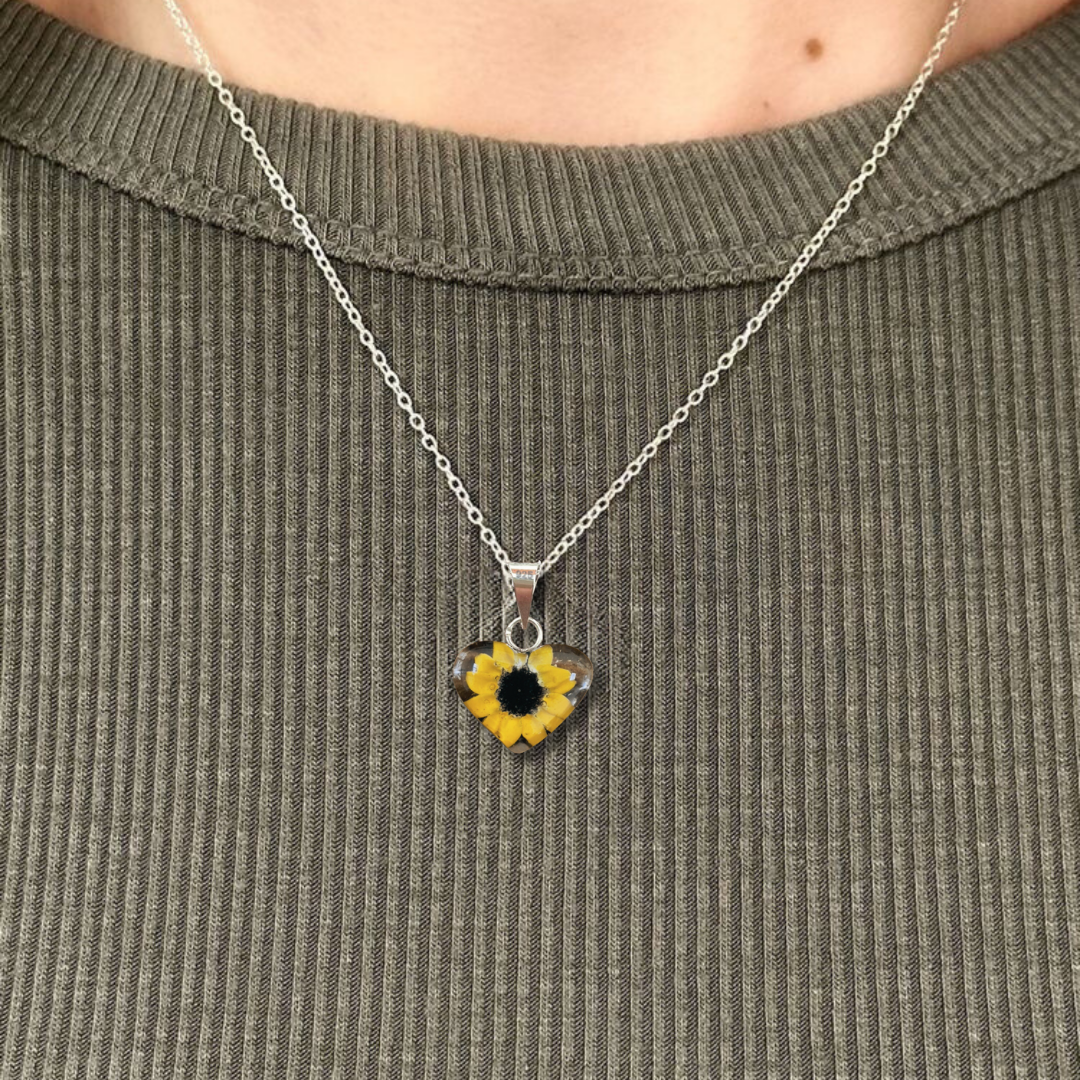 Collar de Girasol Eterno: Un Símbolo de Amor Pingüino